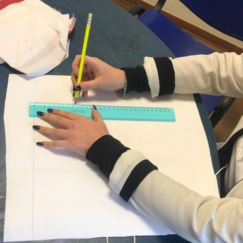 Insegnare creatività 2 loghi a mano